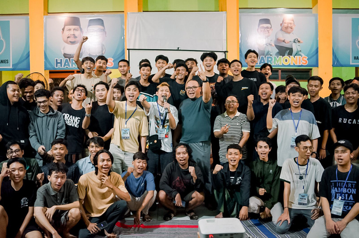 BERJIWA MUDA: Cawabup 02 Muhammad Hanies Cholil Barro berfoto bersama para gamers di Rembang.