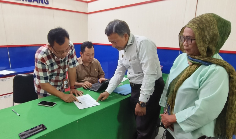 TERIMA LAPORAN : Bawaslu Rembang menerima laporan dari Tim Kuasa Hukum Paslon 01 melaporkan dugaan Kades Sumbermulyo, Sale, tak netral dalam Pilkada Rembang 2024.
