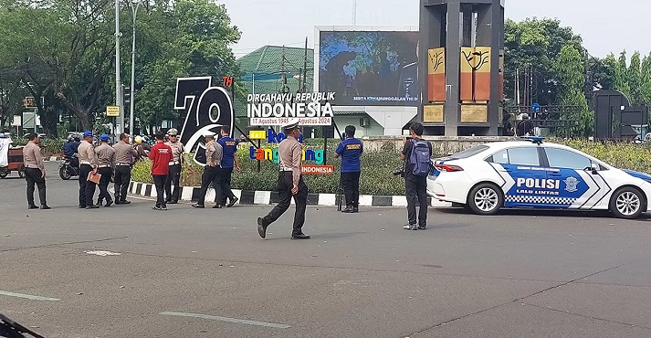 Olah tkp truk tronton menggila di Tangerang (Jawa Pos)