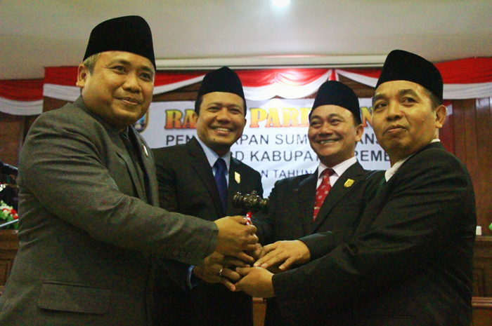 BAWA PALU SIDANG: Para Pimpinan DPRD Rembang (dari kiri) Bisri Cholil Laquf, Gunasih, Ridwan, dan Abdul Rouf berfoto bersama setelah pelantikan kemarin.