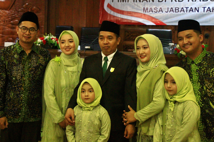 KOMPAK: Ketua DPRD Rembang Abdul Rouf berfoto bersama setelah pelantikan kemarin.