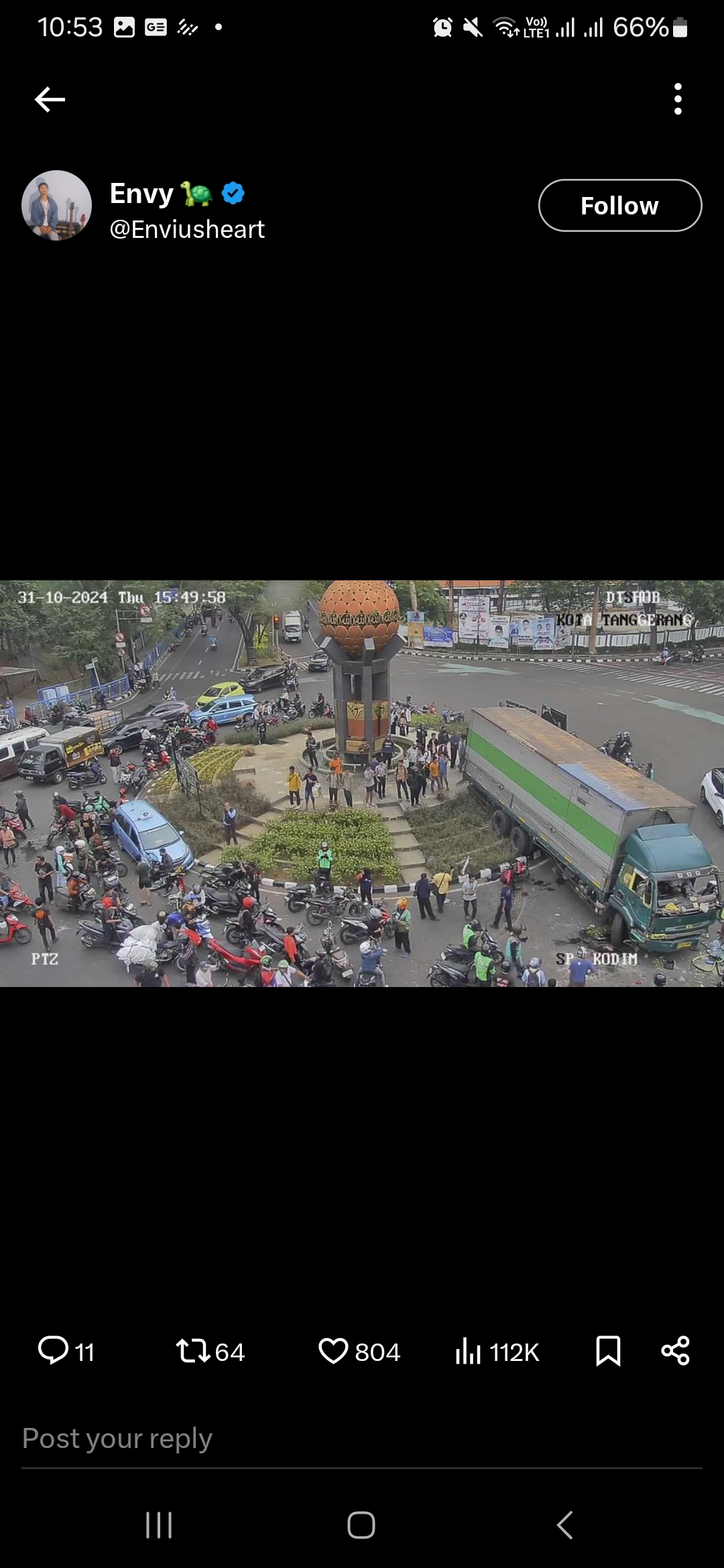 Rekaman foto CCTV tabrakan truk yang beredar di Twitter/X.