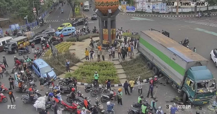 Sopir truk tronton menggila di Kota Tangerang, Banten. Akibatnya menyebabkan kecelakaan beruntun di Tugu Adipura Kodim Tangerang, Jalan Veteran. (Jawa Pos)