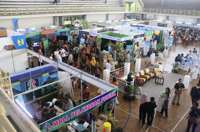 KESUSAHAN: Suasana Job Fair baru-baru ini yang digelar Dinperinaker Blora untuk memberikan informasi lowongan pekerjaan pada masyarakat.