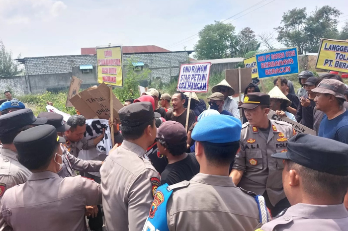 GERUMBEL: Masyarakat memaksa masuk wilayah pabrik di Desa Langgenharjo, Juwana, Kamis (31/10).