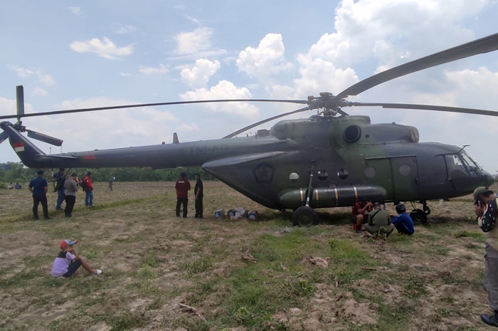 PENDARATAN: Helikopter jenis Mi 17 TNI AD mendarat darurat di area persawaahn Desa Kadengan, Randublatung
