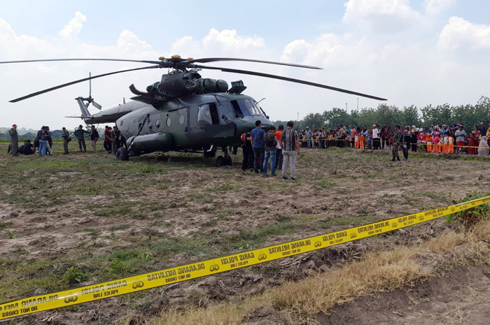 PENDARATAN: Helikopter jenis Mi 17 TNI AD mendarat darurat di area persawahan Desa Kadengan, Randublatung, Blora.