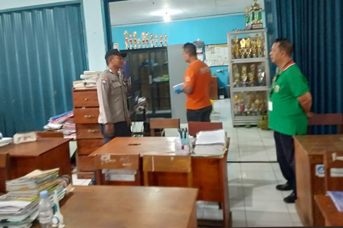 PROSES PEMERIKSAAN: Kepolisian didampingi guru SDN 2 Sambung memeriksa ruang guru sebagai tempat kejadian kebobolan maling kemarin.