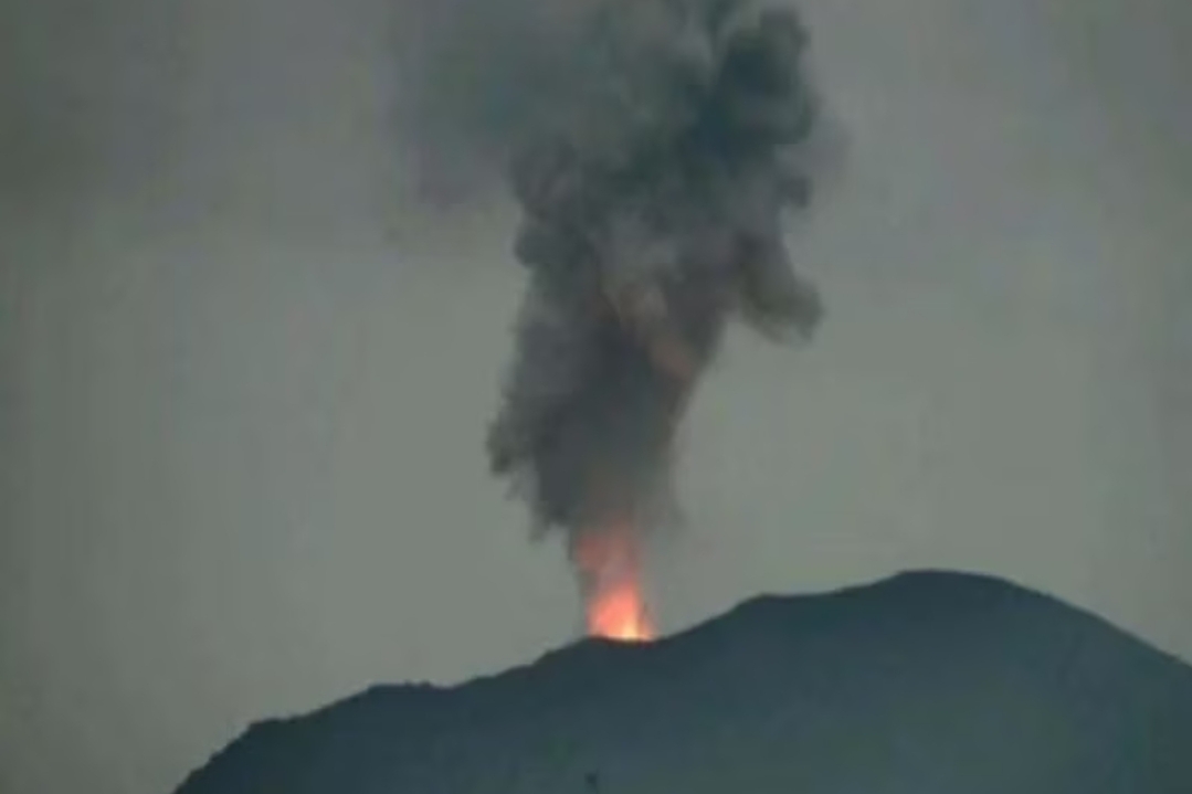 ERUPSI: Lontaran abu vulkanik diiringi pijaran api dari puncak Gunung Lewotobi Laki-Laki di di Kabupaten Flores Timur Nusa Tenggara Timur yang teramati dari pos pengamatan Badan Geologi baru-baru ini.