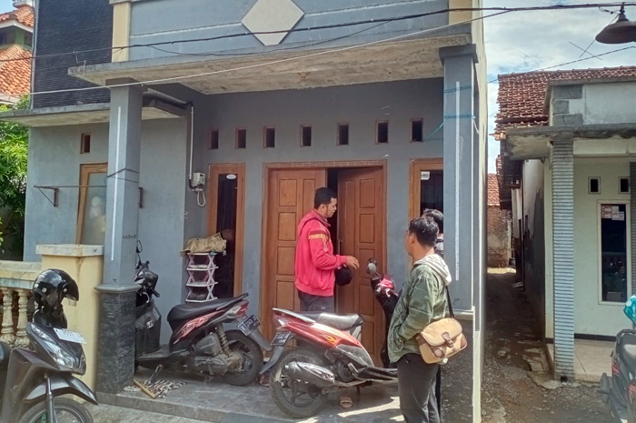 RUMAH: Penampakan rumah seorang yang terduga teroris di Desa Gribig, Kecamatan Gebog pada Senin (4/11).