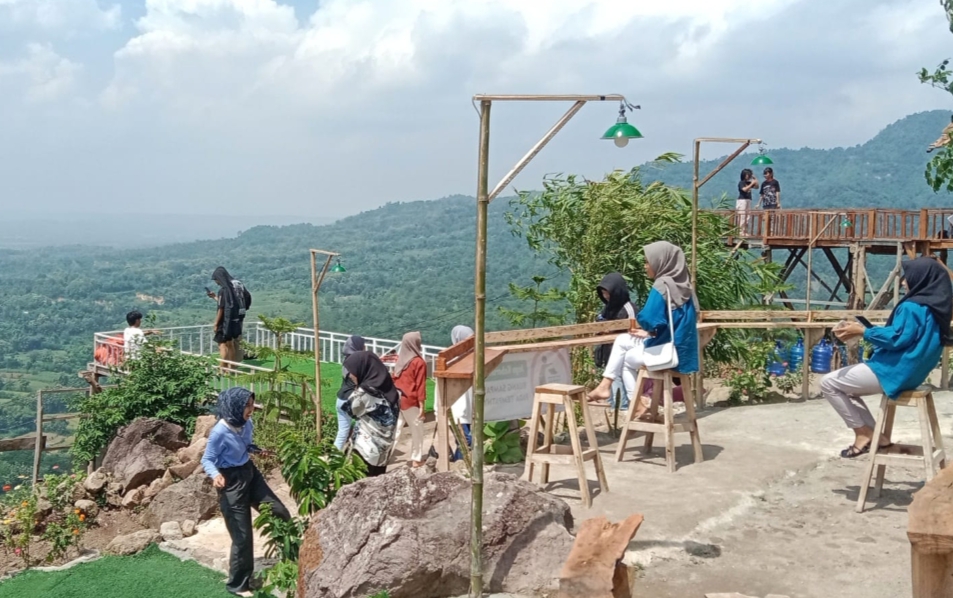 HILING: Para pengunjung  bersantai di wisata Bukit Panggang beberapa waktu lalu.
