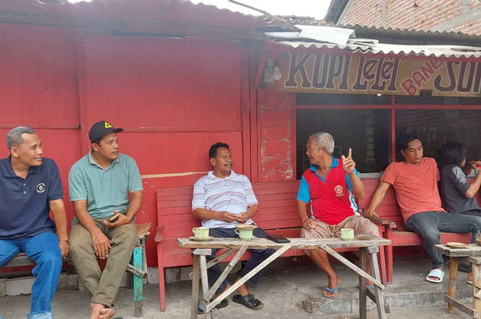 MERAKYAT: Cabup nomor urut 02 Harno ngopi bareng warga di Dukuh Grajen, Desa Sumberjo, Rembang baru-baru ini.