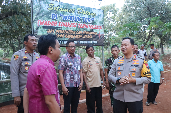 Kapolres Jepara AKBP Wahyu Nugroho&nbsp;memimpin pelaksanaan&nbsp;Giat Tanam Jagung Dan Tebar Benih Ikan Lele untuk mendukung Asta Cipta Presiden RI di Kecamatan Bangsri, Selasa (5/11).