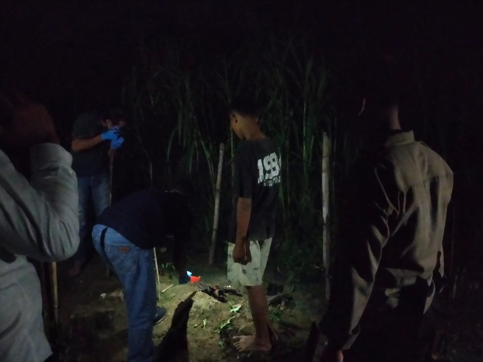 OLAH TKP: Polsek Kradenan saat melakukan olah TKP di areal persawahan Desa Tanjungsari Kecamatan Kradenan.