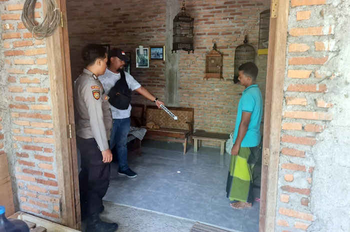OLAH TKP: Anggota Polsek Gubug melakukan oleh TKP pencurian sepeda motor di dalam rumah milik Cur Cahyadi warga Desa Ledokdawan, Kecamatan Gubug.