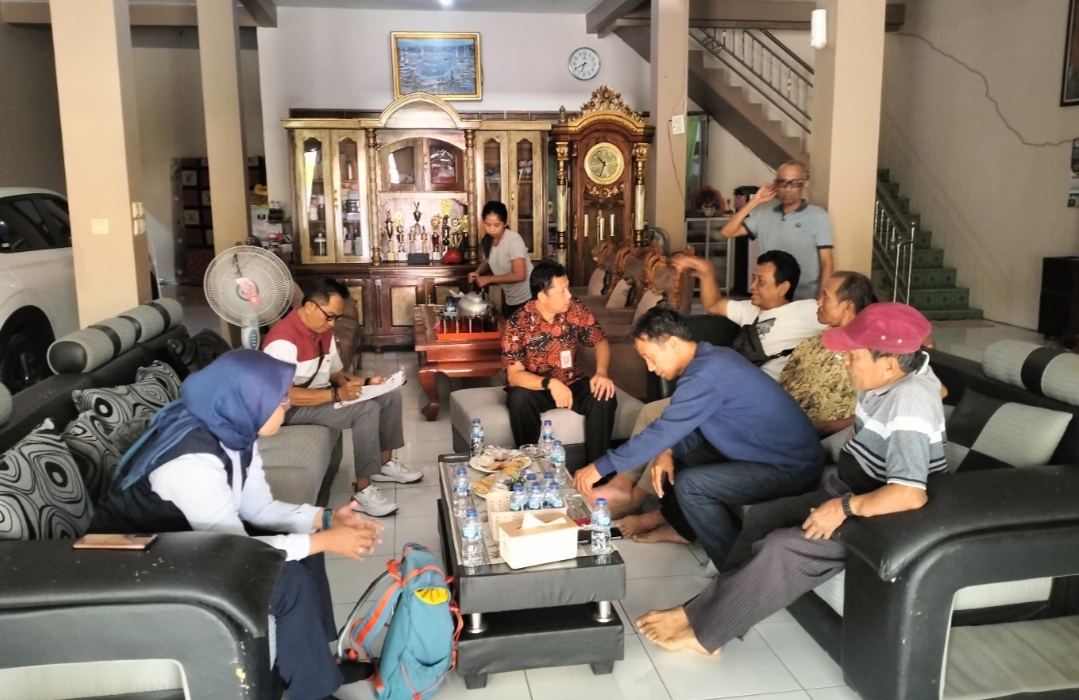 SOSIALISASI: PT KAI Daop 4 Semarang saat sosialisasi kke warga Dusun Jetis Kelurahan Purwodadi, Kamis (7/11).