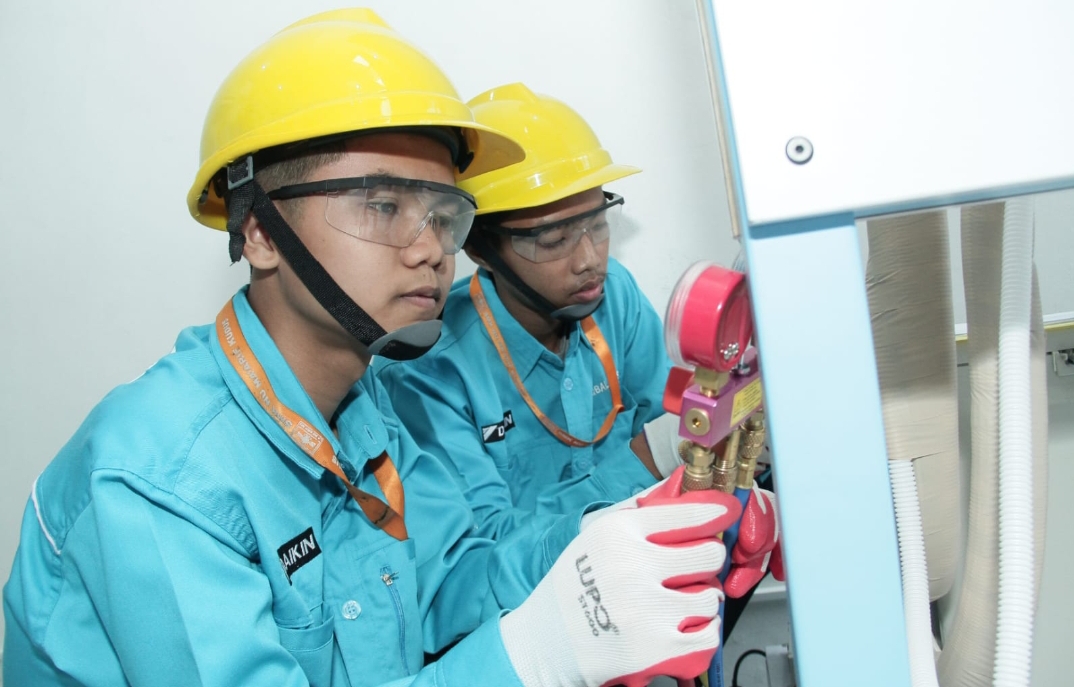 SERIUS: Siswa SMK Nadhlatul Ulama Maarif Kudus saat praktik di Daikin Center of Excellence pada Selasa (5/11).