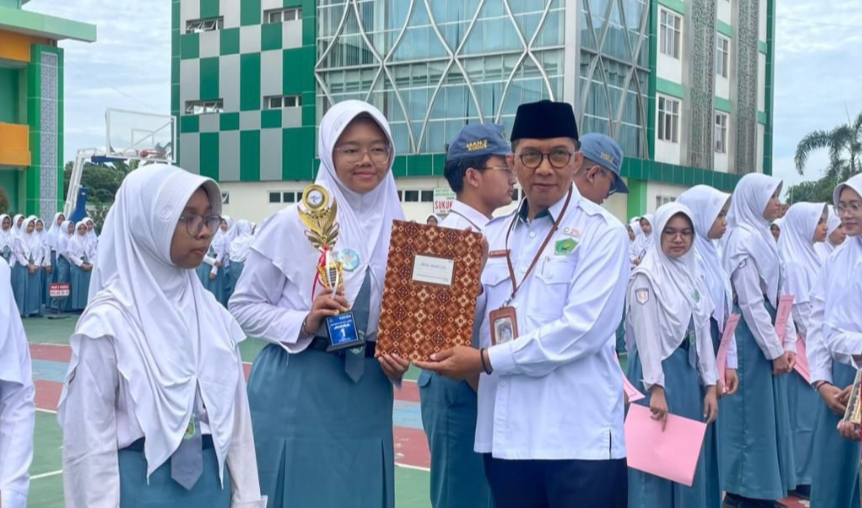 BANGGA: Kepala MAN 2 Kudus, Ali Musyafak mengapresiasi siswa berprestasi tingkat internasional.