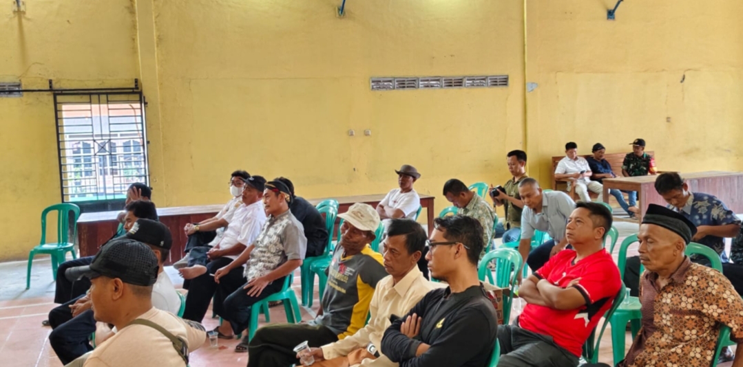 PERTANYAKAN: Puluhan warga Desa Gubug mendatangi kantor desa setempat menanyakan sertifikat PSTL dan pengembalian iuran pembuatannya pada Rabu sore (6/11).
