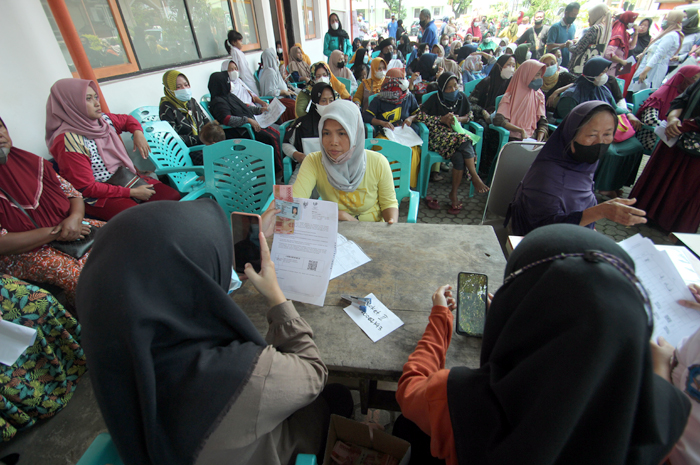 MELIMPAH: Warga mengantre mencairkan bantuan sosial di Kantor Pos beberapa waktu lalu.
