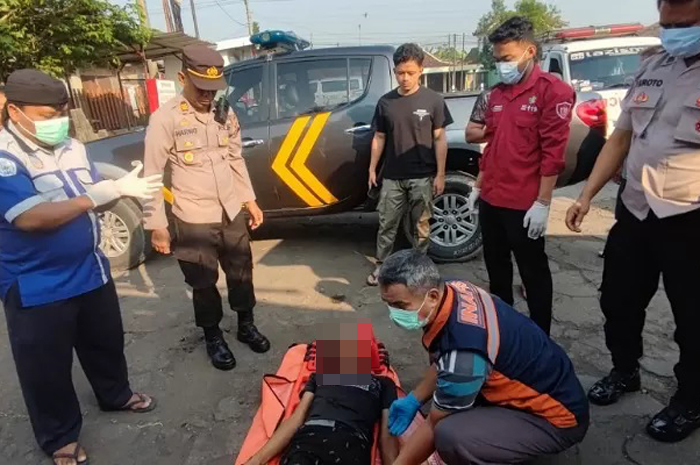 HEBOH: Polisi mengevakuasi jasad sopir truk yang meninggal di SPBU Sragen, Kamis (7/11).