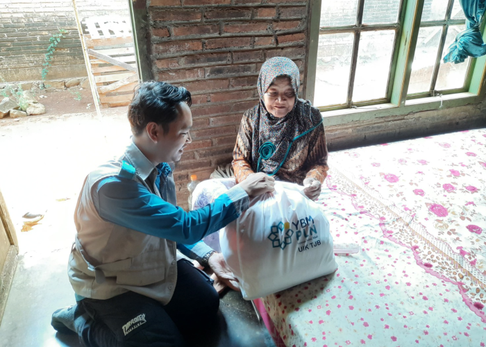 BANTUAN: Unit Induk Pembangkitan (UIK) Tanjung Jati B melalui Yayasan Baitul Maal (YBM) menyalurkan bantuan kepada para guru ngaji dan jompo dhuafa di Jepara.