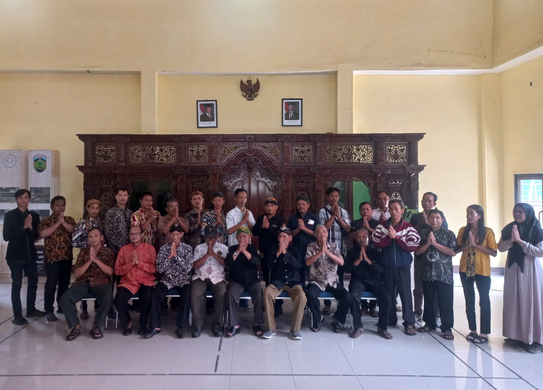 KHIDMAT: Para penghayat kepercayaan atau aliran kepercayaan terhadap Tuhan Yang Maha Esa ikuti sarasehan komunitas penghayat pada Jumat (8/11).