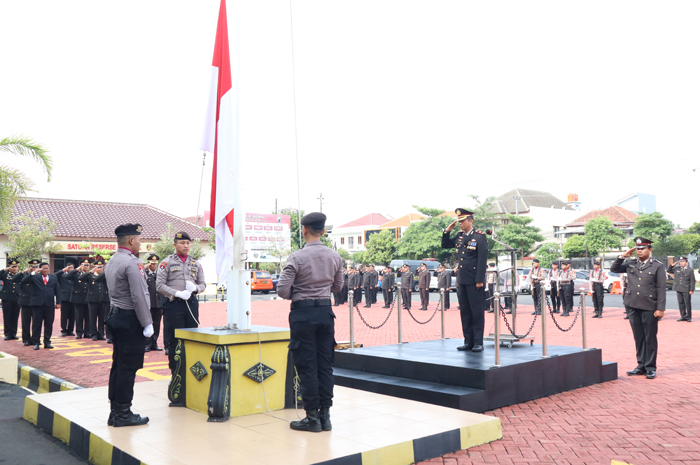Polres Jepara menggelar upacara upacara&nbsp;bendera peringatan Hari Pahlawan tahun 2024 di&nbsp;Mapolres Jepara, Minggu (10/11).