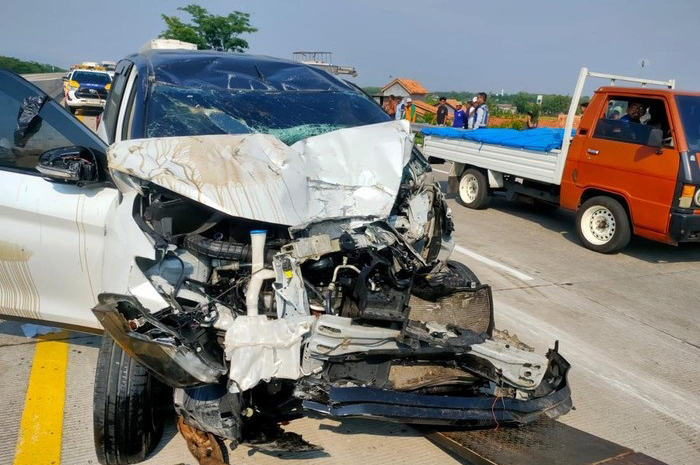 Kecelakaan maut melibatkan dua mobil di tol Semarang-Batang di jalan tol Semarang-Batang KM 400-500A, masuk wilayah Kendal, Sabtu (9/11) pagi.