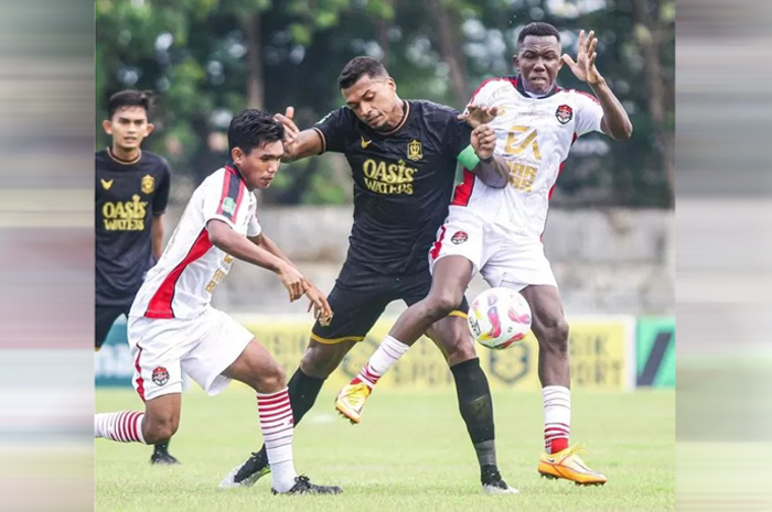 SENGIT: Penggawa Persijap Jepara saling berebut bola dengan penggawa Persekat Tegal di Stadion Trisanja Tegal pada Sabtu (9/11) dalam laga lanjutan Liga 2.