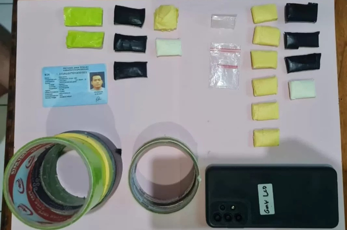 Barang bukti narkotika sabu dan handphone yang diamankan anggota Ditresnarkoba Polda Jateng