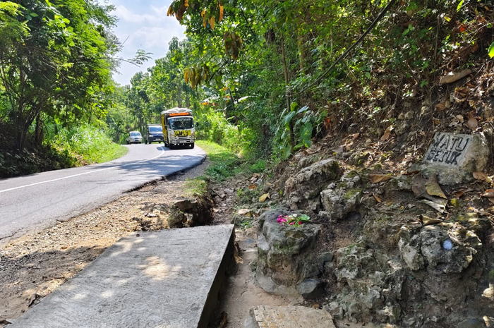 LEMPARKAN UANG: Para pengendara melewati Watu Gethuk di jalur Grobogan menuju Pati melempar uang recehan kemarin.