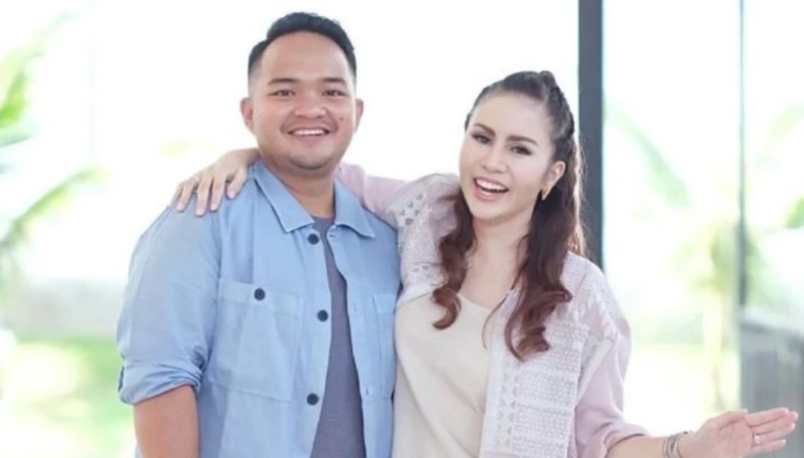 HARMONIS: Nicola Reza Samudra saat berfoto bersama sang istri yang tak lain adalah Momo vokalis dari grup band Geisha.