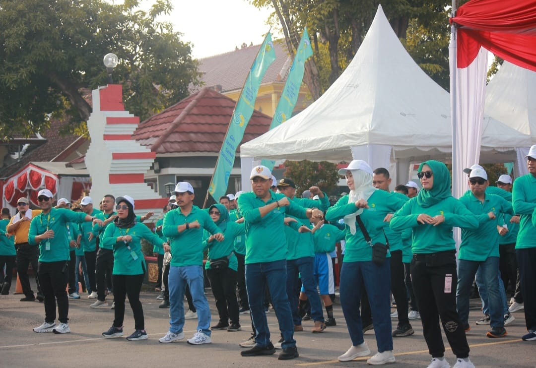 SEHAT BERSAMA: Pemkab Jepara memperingati puncak Hari kesehatan Nasional dengan jalan sehat.