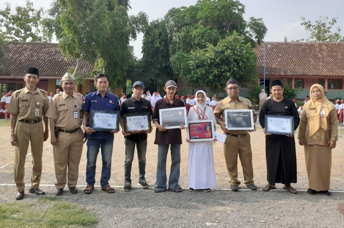 BERPRESTASI: Kepala Sekolah SDN 1 Sidomulyo (dari kiri), guru, korwil, pengawas dan mitra beri apresiasi dan selamat Siti Sa&rsquo;adatul Ummah, Senin (11/11).