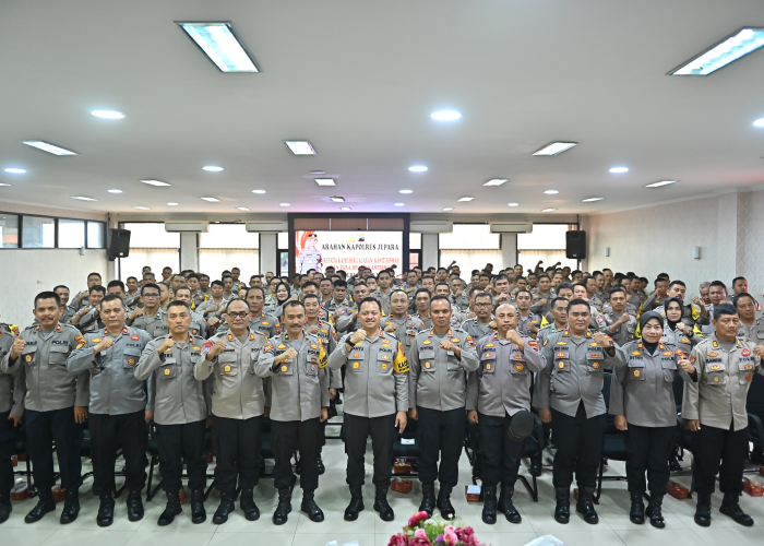 ARAHAN: Kapolres Jepara AKBP Wahyu Nugroho Setyawan memberikan arahan strategis kepada seluruh Bhabinkamtibmas di aula Mapolres setempat pada Selasa (12/11).