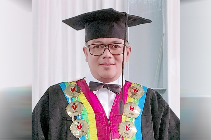 SELAMAT: Rektor Universitas Safin Pati Dr Murtono mewisuda mahasiswa USP kemarin. Foto bawah Pembantu Rektor II Bid. Administrasi dan Keuangan Dr. Ahmad Rifa