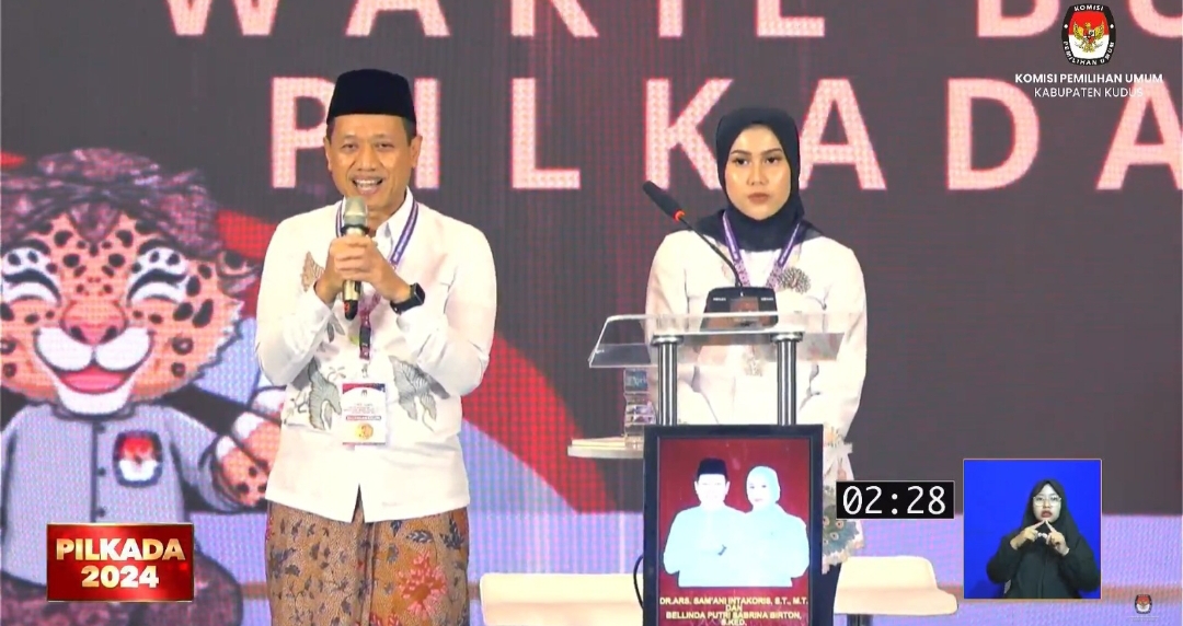 DEBAT: Calon Bupati-Wakil Bupati Kudus Sam&rsquo;ani Intakoris dan Bellinda Putri saat debat kandidat Bupati - Wakil Bupati Kudus di Hotel Griptha Kudus, Rabu (13/11).