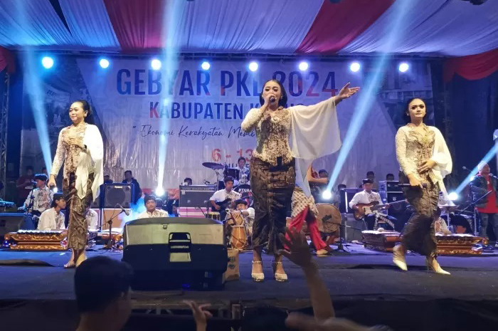 MANGGUNG: Penampilan Niken Salindry saat nyanyi di atas panggung hibur masyarakat Kudus pada event Gebyar PKL di Alun-alun Simpang Tujuh Kudus pada Senin (8/1) malam.
