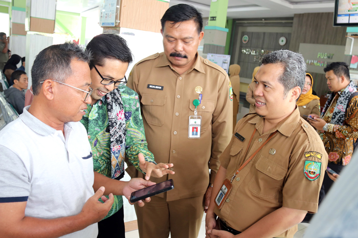 DITINJAU: Tim juri melihat aplikasi dan pelayanan berbasis digital di RSUD dr R Soetijono Blora.