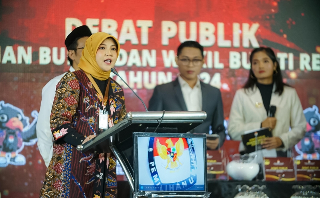 PROGRAM: Calon Bupati Rembang nomor urut 01, Vivit Dinarini saat memaparkan program di debat Pilkada Rembang baru-baru ini.