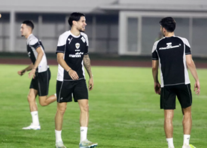 LATIHAN: Kevin Diks pemain diaspora anyar Timnas Indonesia saat berlatih di Stadion Madya Gelor Bung Karno baru-baru ini.