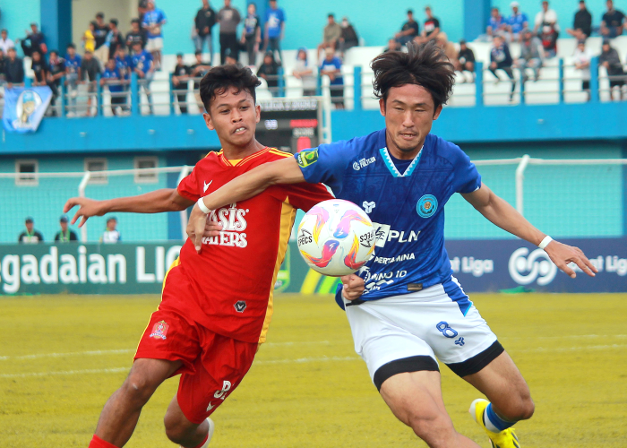 SENGIT: Gelandang Persijap Ichsas Baihaqi berebut bola dengan gelandang Persiku Renshi Yamaguchi pada laga putaran I Liga 2 di Stadion Wergu Wetan pada 15 September lalu.