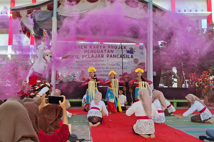 NGURI-URI BUDAYA: Salah satu penampilan bertema Budaya Nusantara saan Panen Karya P5 di SMA 1 Gebog.