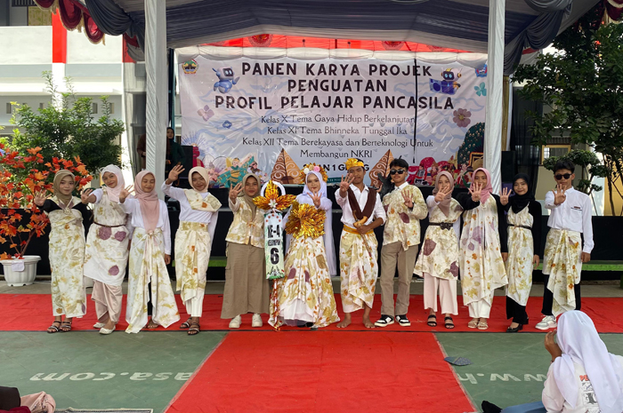 UNIK: Para siswa fashionshow mengenakan busana dengan motif ecoprint saat Panen Karya P5 SMA 1 Gebog, Kudus.