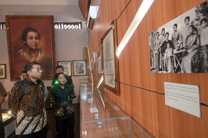FOKUS: Menteri Kebudayaan RI Fadli Zon menyimak paparan tour guide yang menjelaskan beragam sejarah RA Kartini di Museum RA Kartini Jepara kemarin.