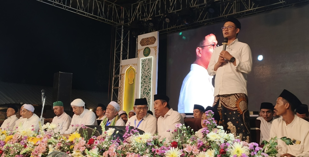 SAMBUTAN: Calon Wakil Bupati Rembang, Gus Umam saat sambutan dalam acara sholawat akbar di Narukan Kragan.