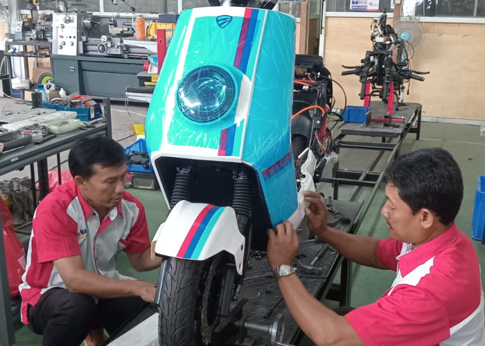 PROGRAM UNGGULAN: Beberapa guru pendamping pada jurusan Otomotif Body Repair SMK Muhammadiyah Jekulo.