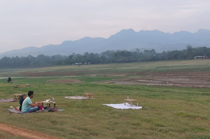 SURUT: Warga Pati mengunjungi Waduk Gembong pada akhir pekan lalu.