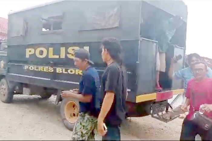 PLONG: 23 warga Desa Jurangjero, Kecamatan Jurangjero, Blora, yang sempat di tahan karena kasus pengeruskan di PT KRI dibebaskan dari Polres Rembang dan kembali ke rumah masing-masing Jumat (16/11).